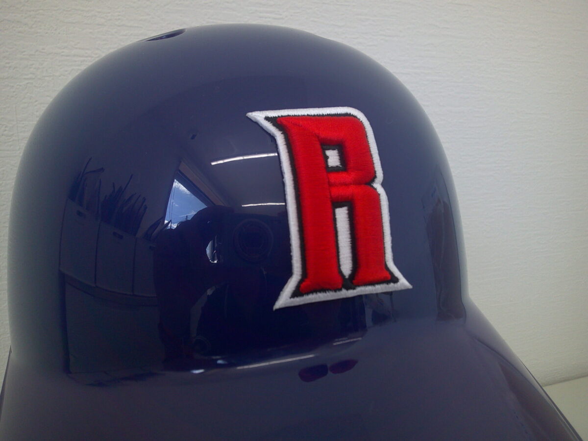 赤・白・黒の3D刺繍ワッペンをヘルメットに貼り付けた事例。