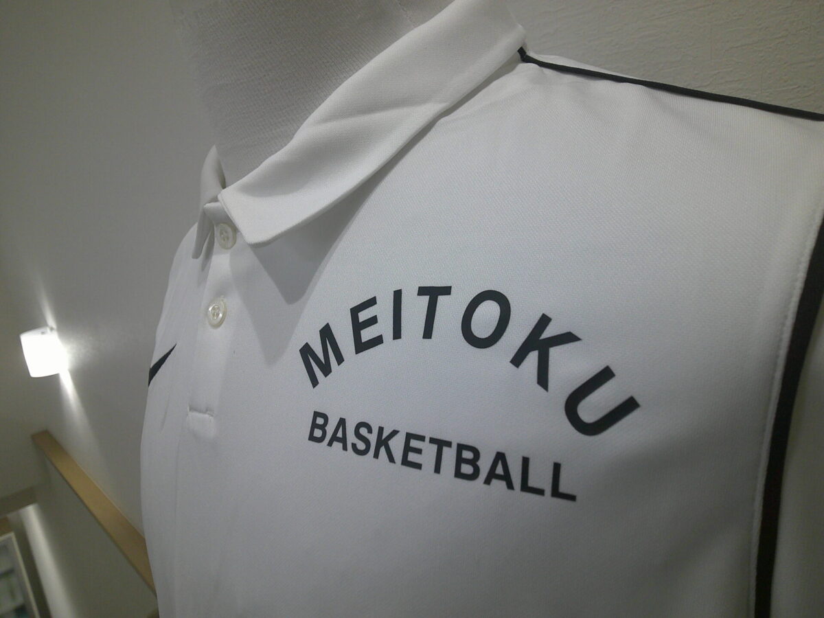 白のポロシャツ左胸にブラックで校名をシンプルにラバープリントした制作事例。