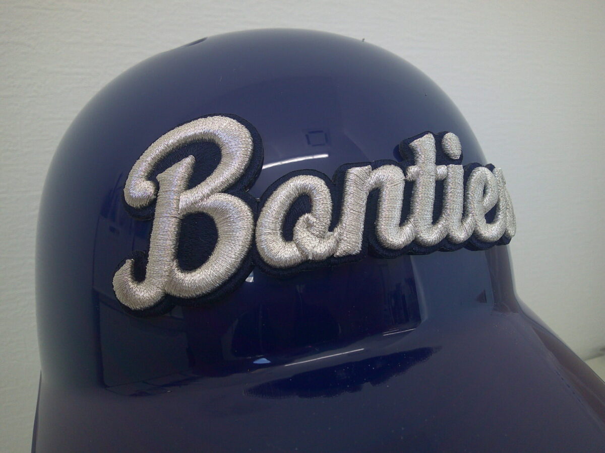 太めの筆記体を銀糸でボリューム感たっぷりに3D刺繍した3D刺繍ワッペンの制作実績。