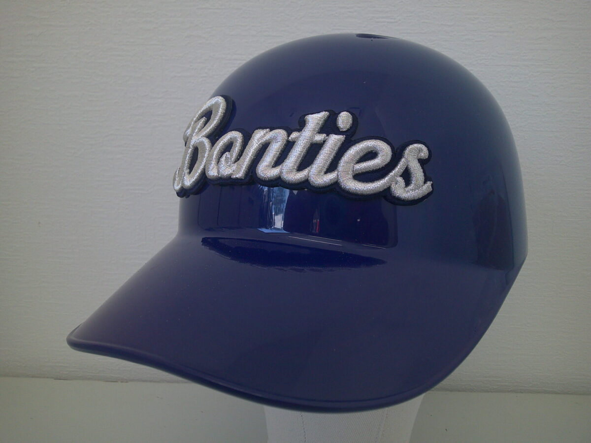 3D刺繍ワッペン。黒ベースにメタリック銀糸が最高に格好いい。しっかりと密度の濃い刺繍です。