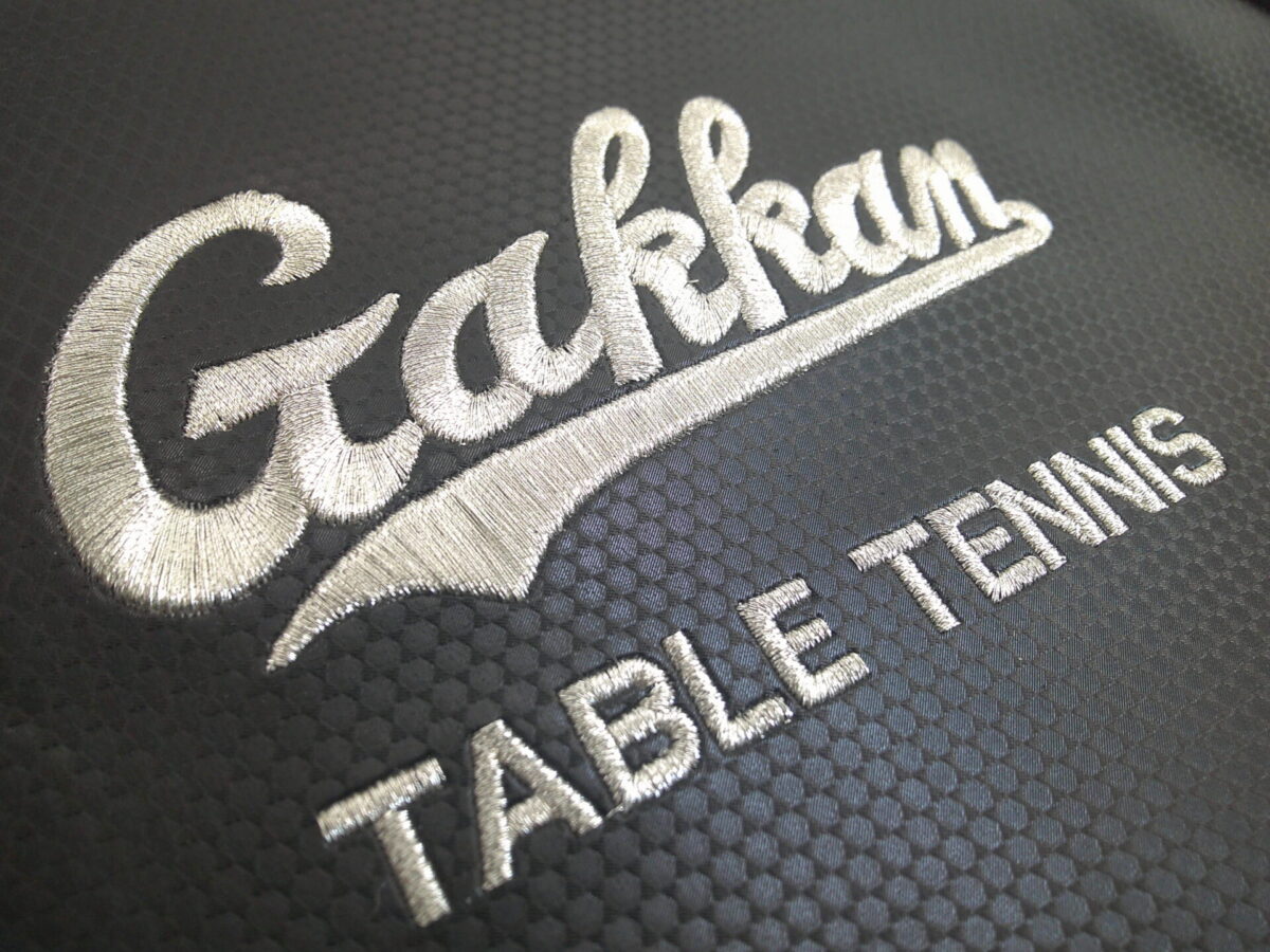 銀糸で学校名を縫ったアップ