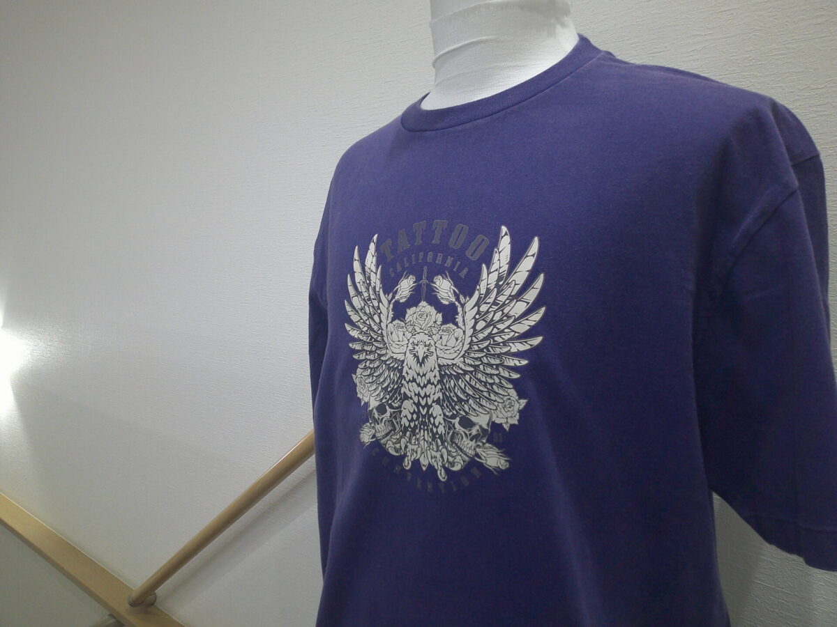 紫のTシャツ前面に翼を広げたイーグルデザインをグループリントした制作実績。