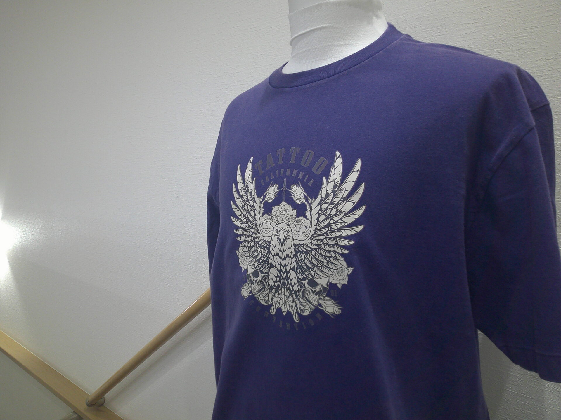 紫のTシャツ前面に翼を広げたイーグルデザインをグループリントした制作実績。