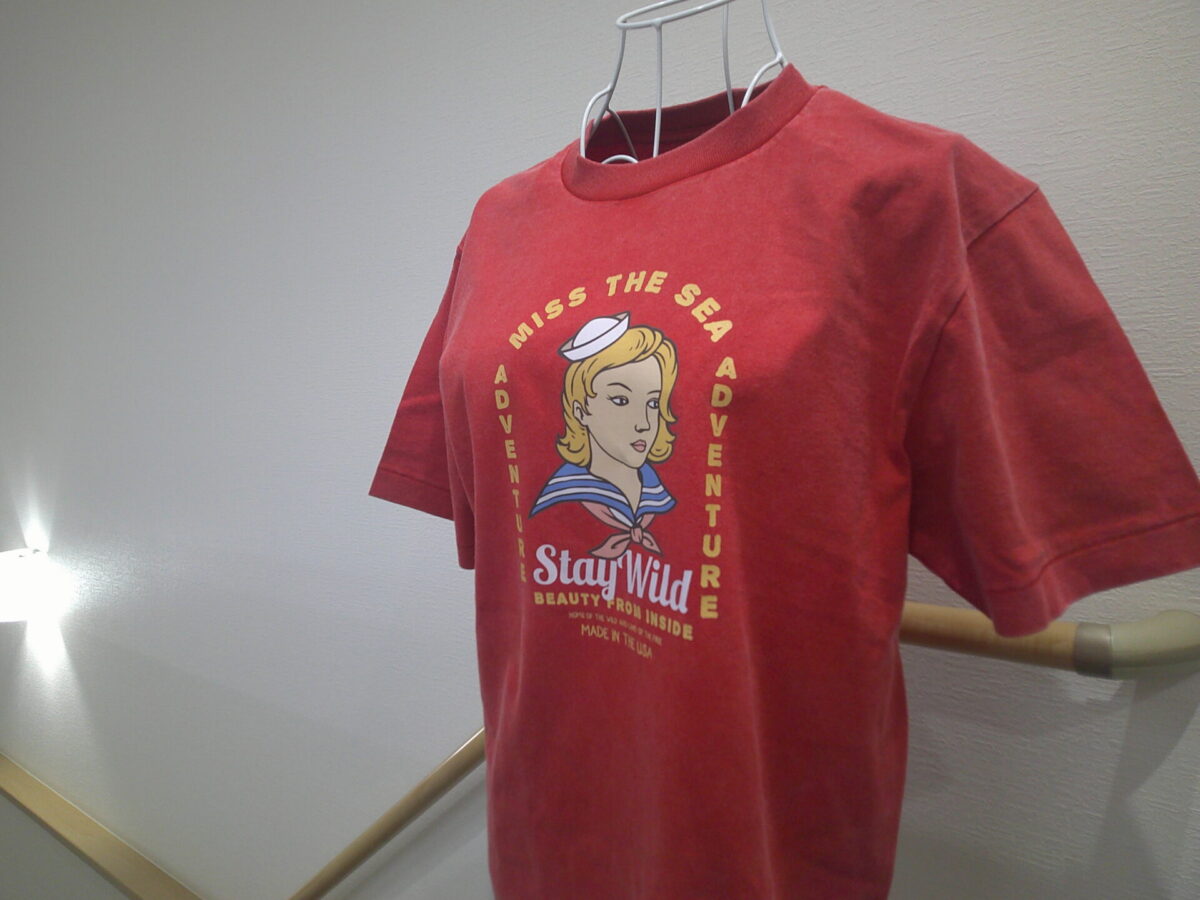 赤のTシャツ前面に少しレトロな女の子のデザインをグループリントした制作実績。