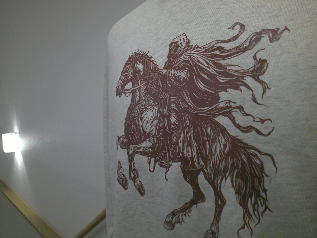 トレーナーのフロントに非常に細やかなディティールの馬のデザインを赤茶色でグループリントした制作実績。
