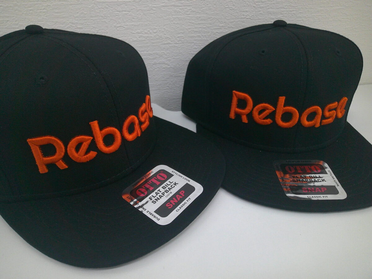 野球チーム様のキャップに濃いめのオレンジで3D刺繍を行った制作実績。