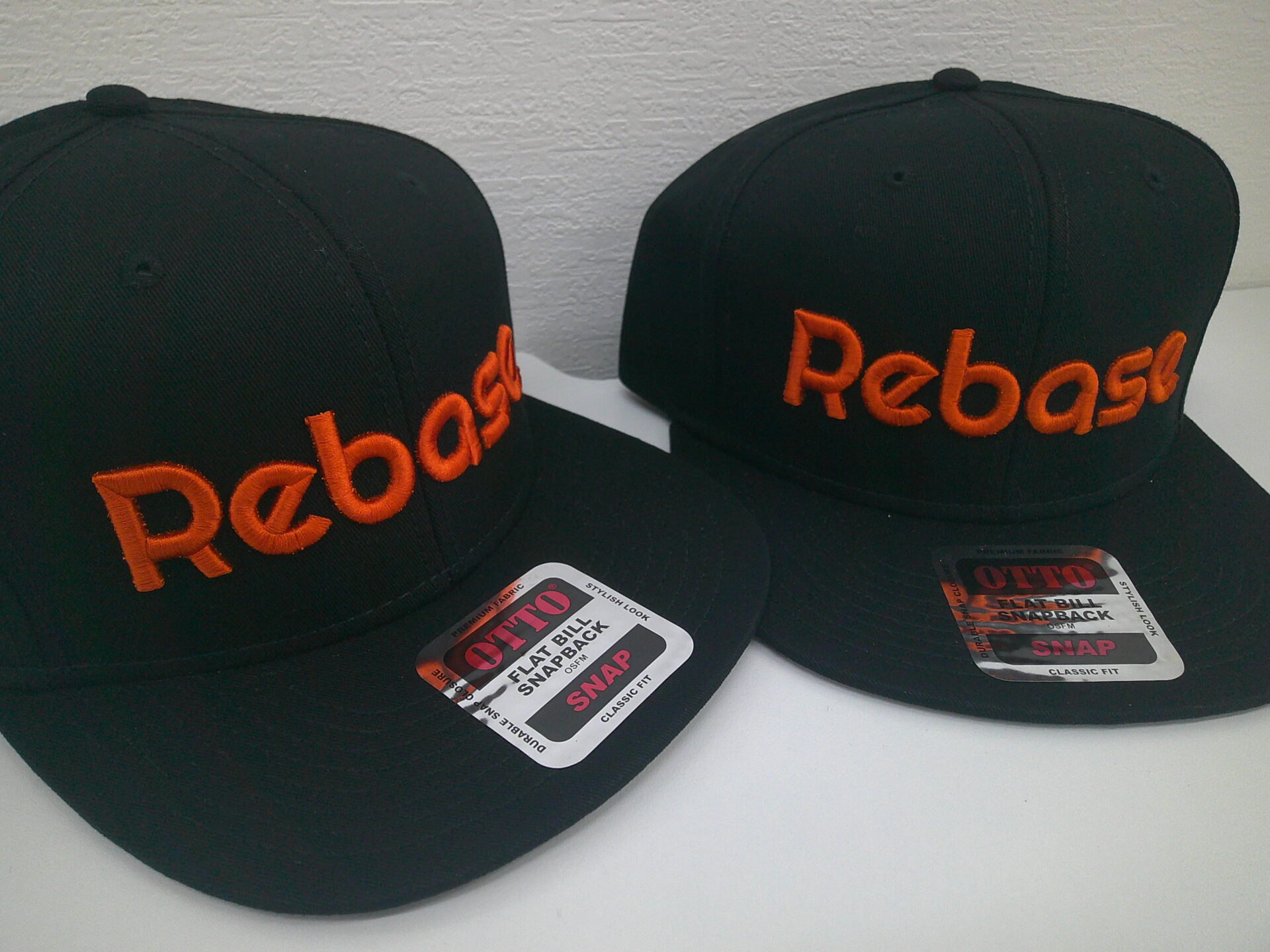 野球チーム様のキャップに濃いめのオレンジで3D刺繍を行った制作実績。
