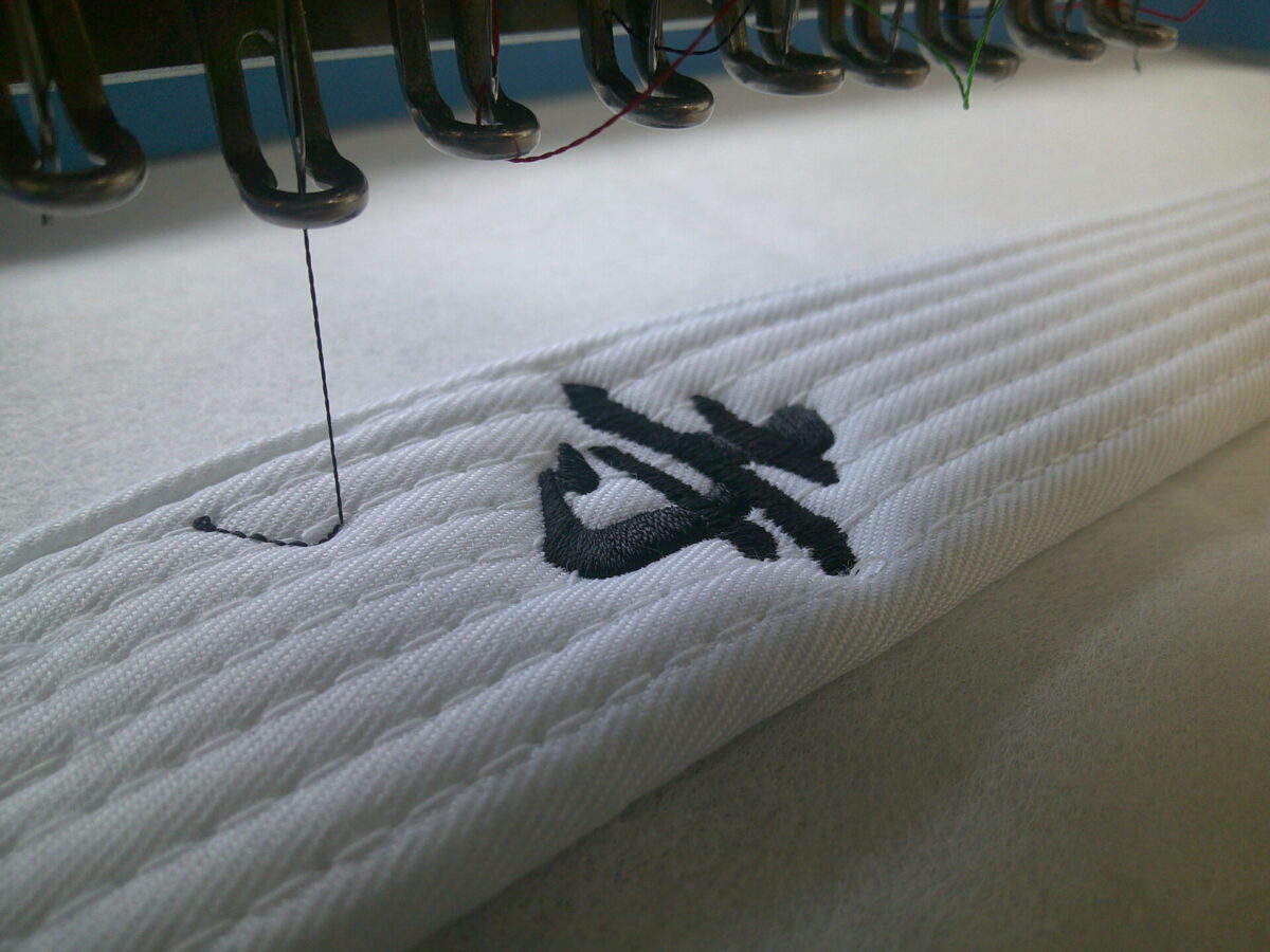 空手帯に名入れ刺繍を行う制作工程。