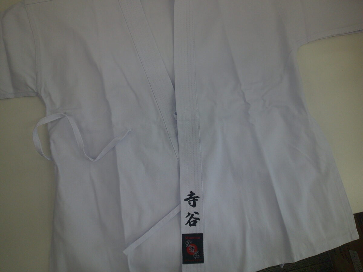 空手着・上衣に楷書体で苗字のみを刺繍した制作実績。