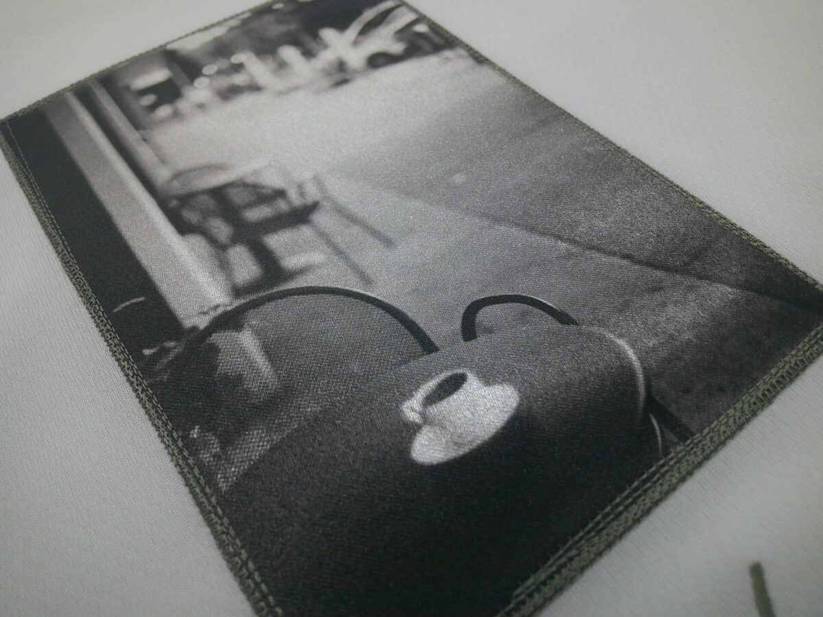 モノクロ写真を取り込んだ昇華転写縁取り刺繍の写真部分アップ。