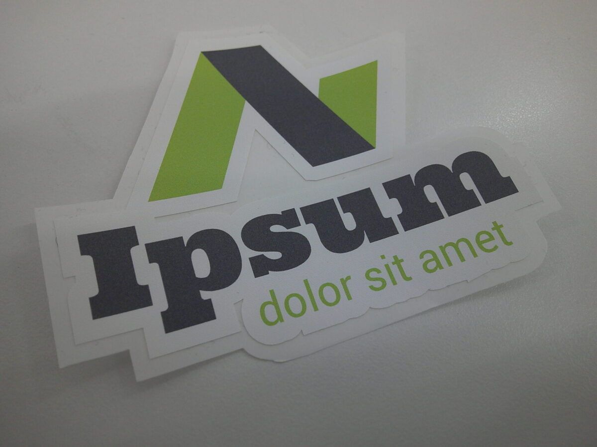 ジェットシート(衣類用シール)の試作実例。色鮮やかで洗練された企業ロゴを加工した。