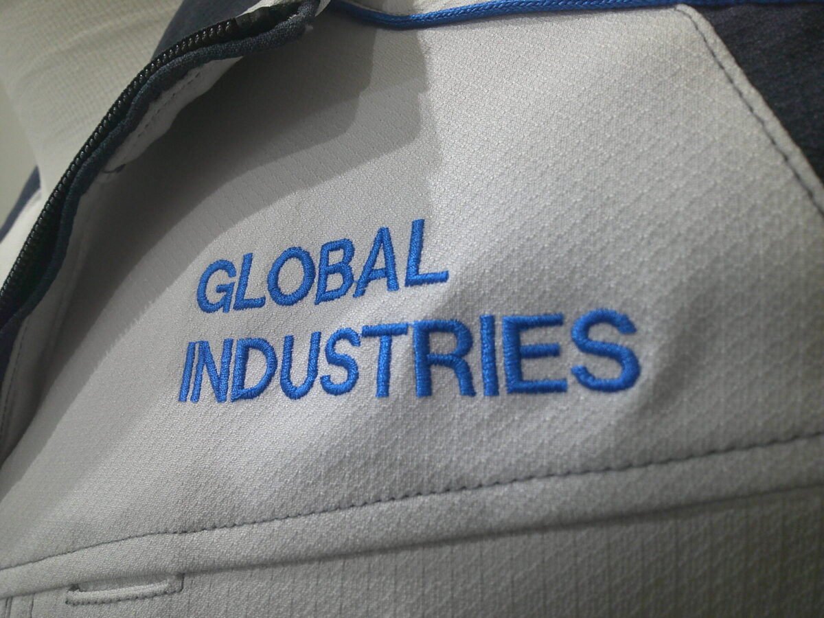 ブルゾン左胸に企業名を英字ブロック体で加工。サックス1036カラーを使用した制作事例。