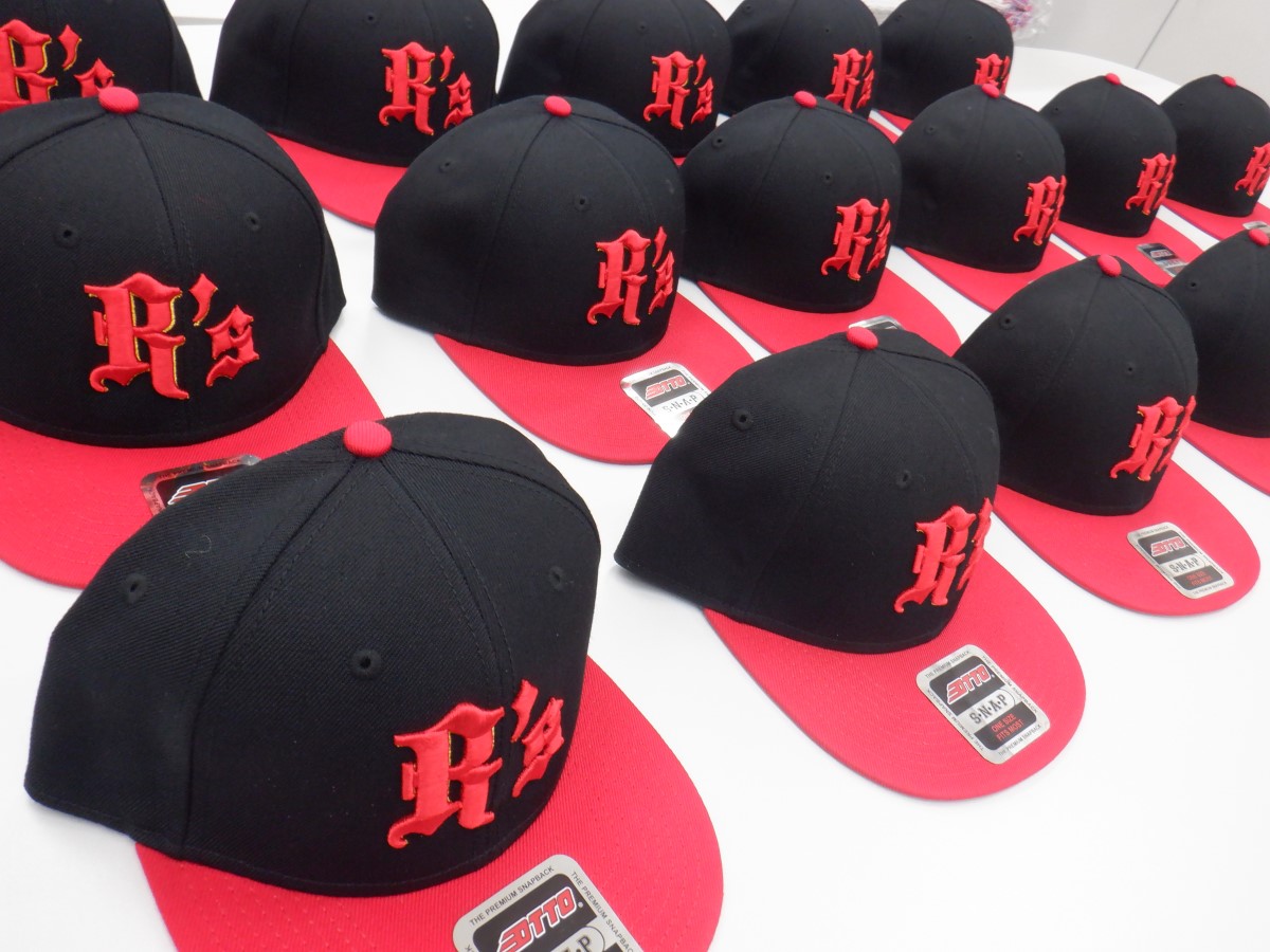 ベースボールキャップフロントに赤糸と金糸で3D刺繍を加工した制作事例。