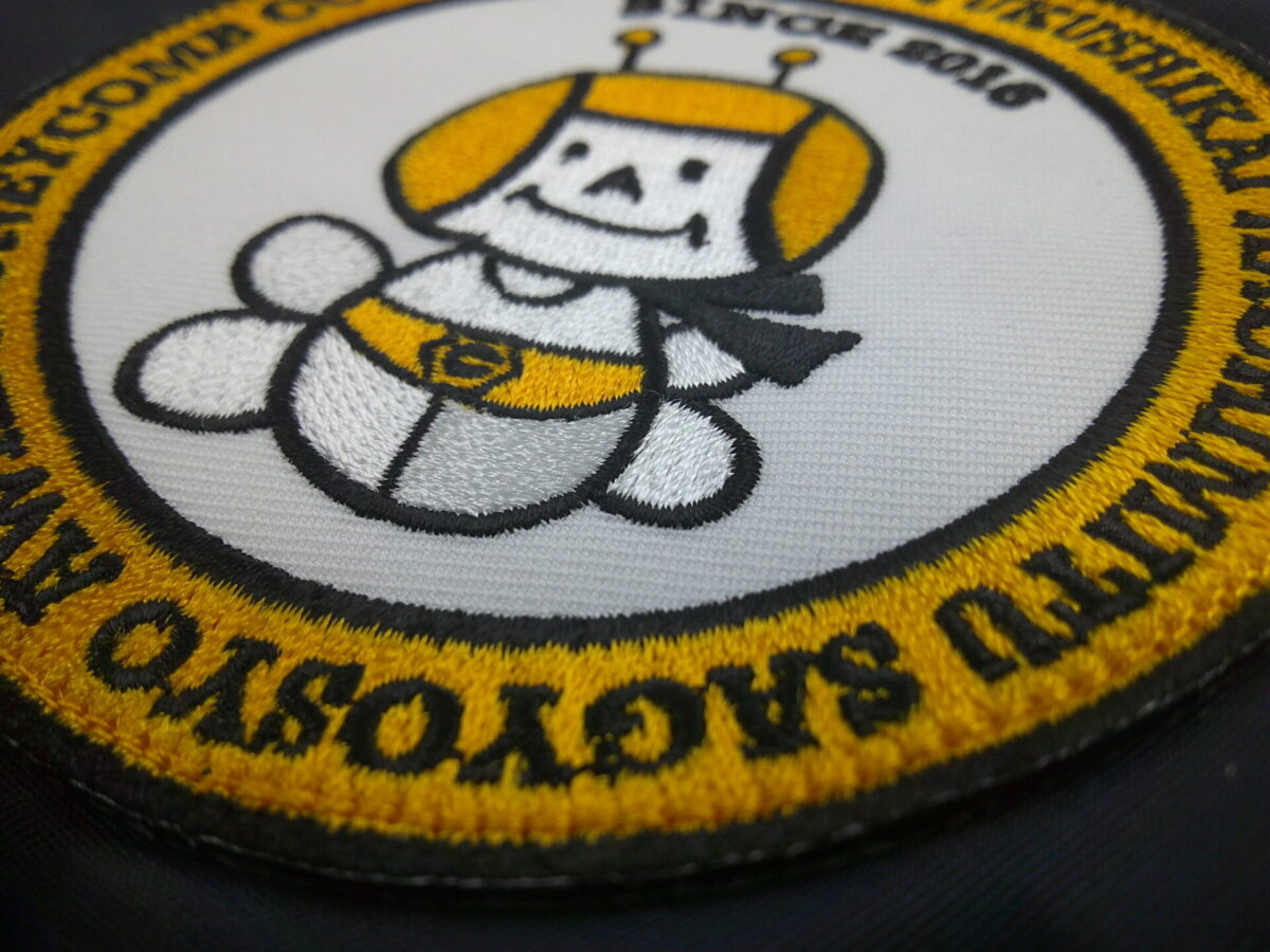 フライトジャケット左胸に円形のワッペンを縫い付けたアップ。