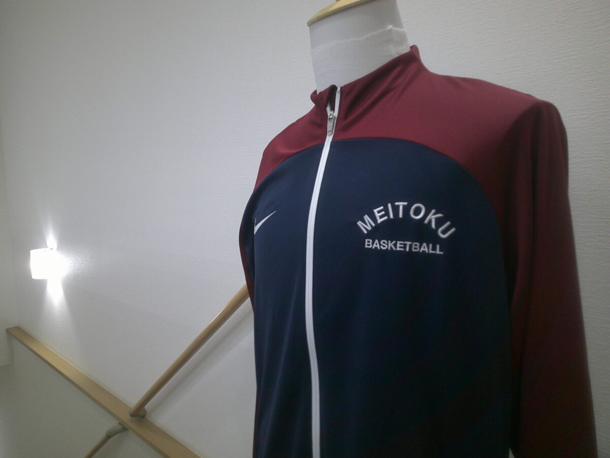 学校様のロゴ文字をジャージ左胸に白糸で刺繍した制作実績。