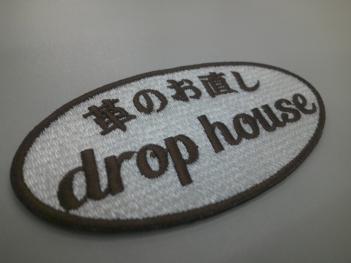 レザーリペア店の文字ワッペン。楕円形・文字2段の構成。