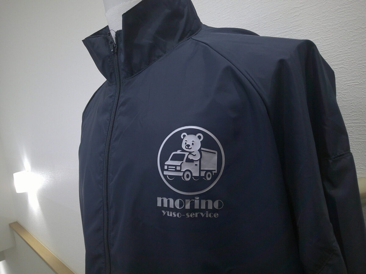 お持ち込みブレーカーの左胸に企業様のキャラクターデザインロゴをラバープリントした制作実績。