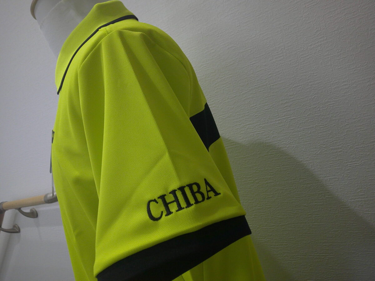 ゲームシャツの左袖に県名を刺繍。黒糸を使用した制作事例。