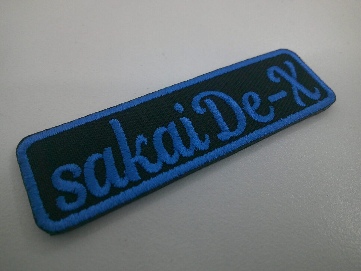 企業様の文字ワッペン。ブラックベースにサックスブルーカラー。