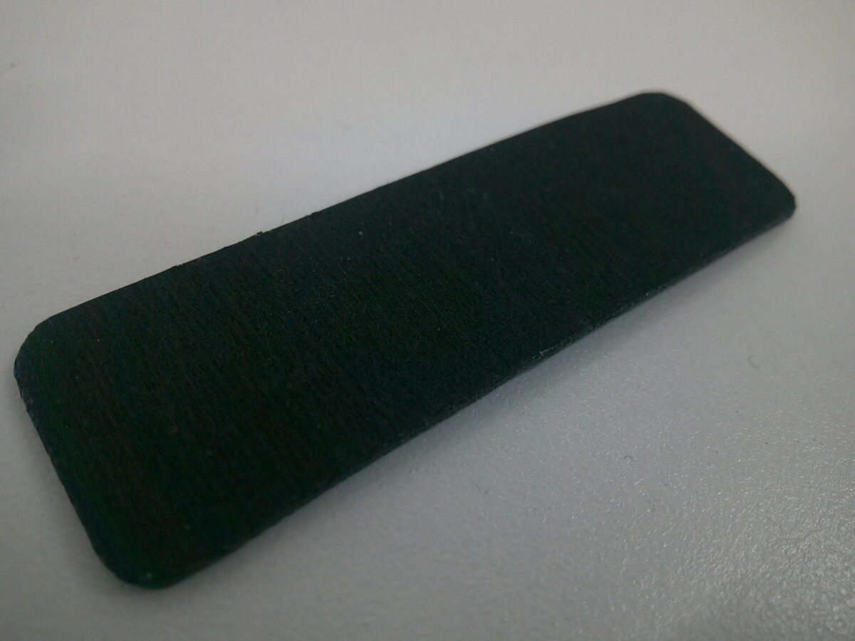 ワッペン裏に黒の不織布を張った加工例。