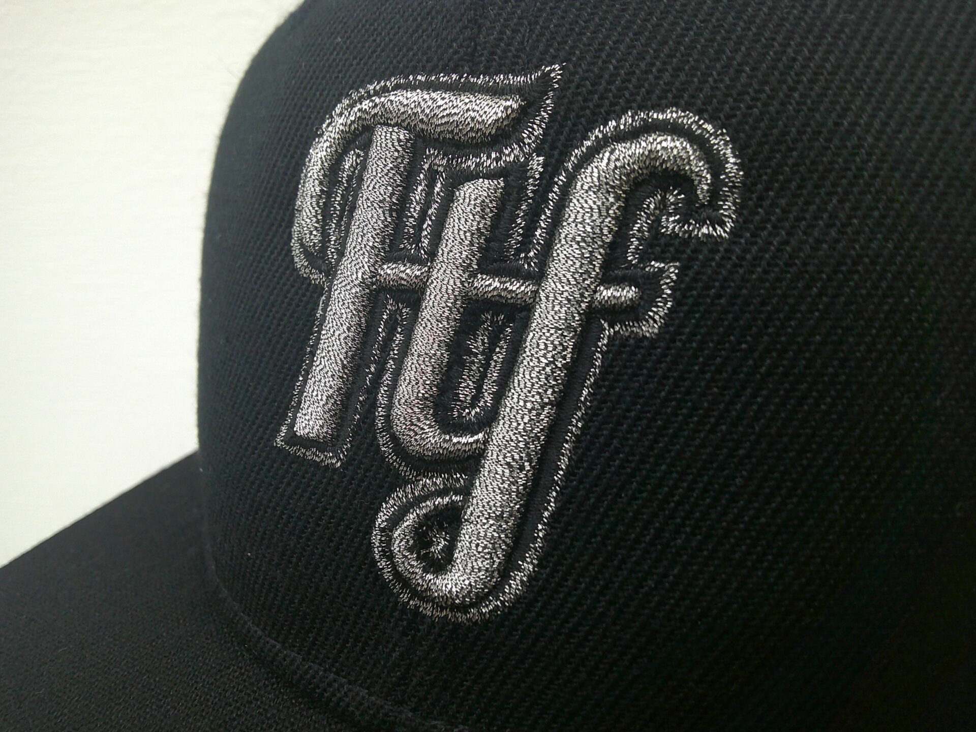 キャップ前面の3D刺繍のアップ。メタリックカラー。