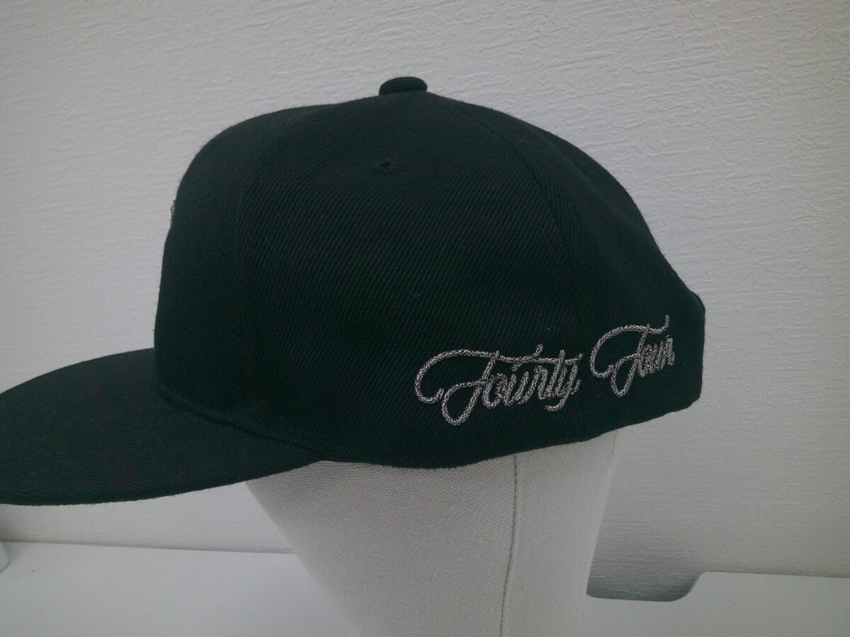 帽子左サイドに文字刺繍。こちらも蛇腹糸を使用。