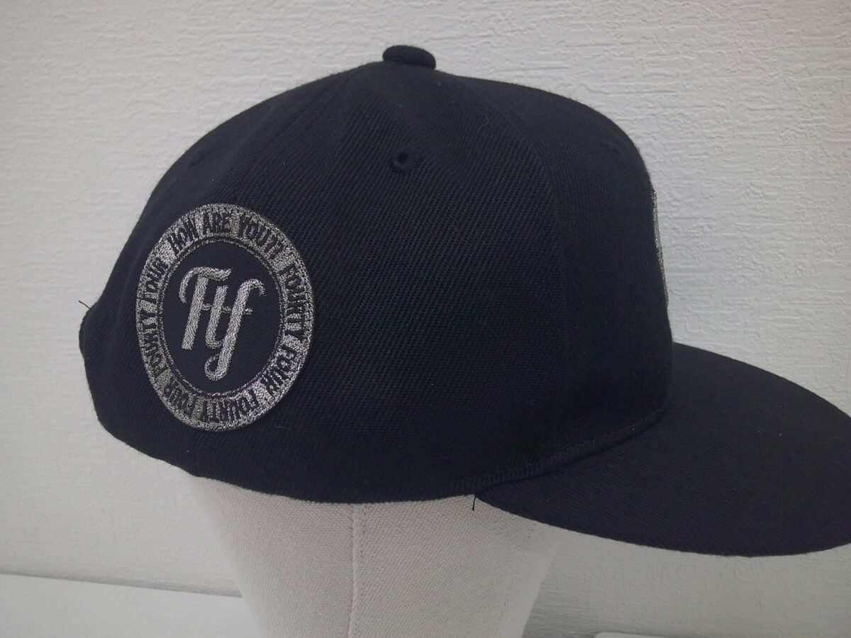 帽子右サイドにメタリックカラーの刺繍ワッペンを縫い付けた作品。