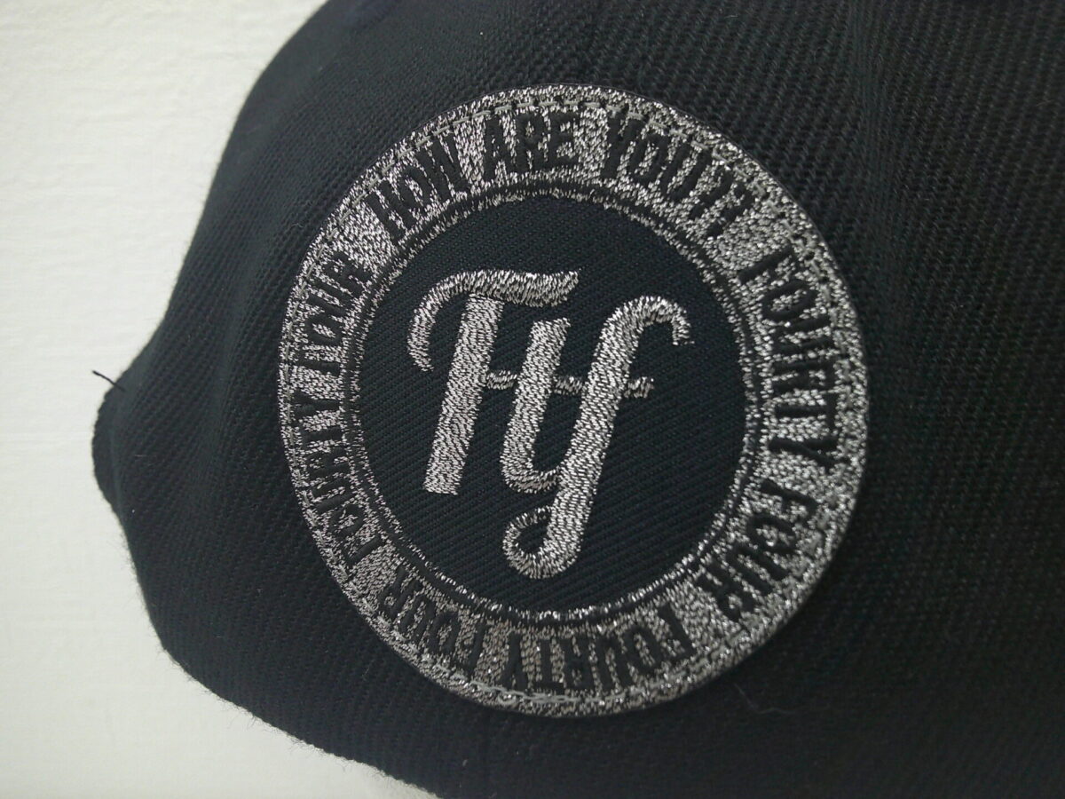 円形の刺繍ワッペン。蛇腹糸の銀カラーの渋みが良く分かるアップ。