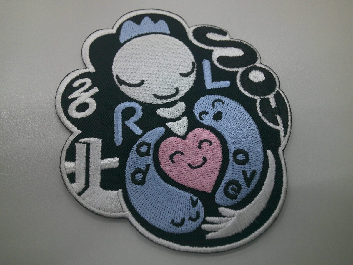 日本医科大学の刺繍ワッペン。親子をテーマとしたデザインで優しい雰囲気を醸し出した作品。