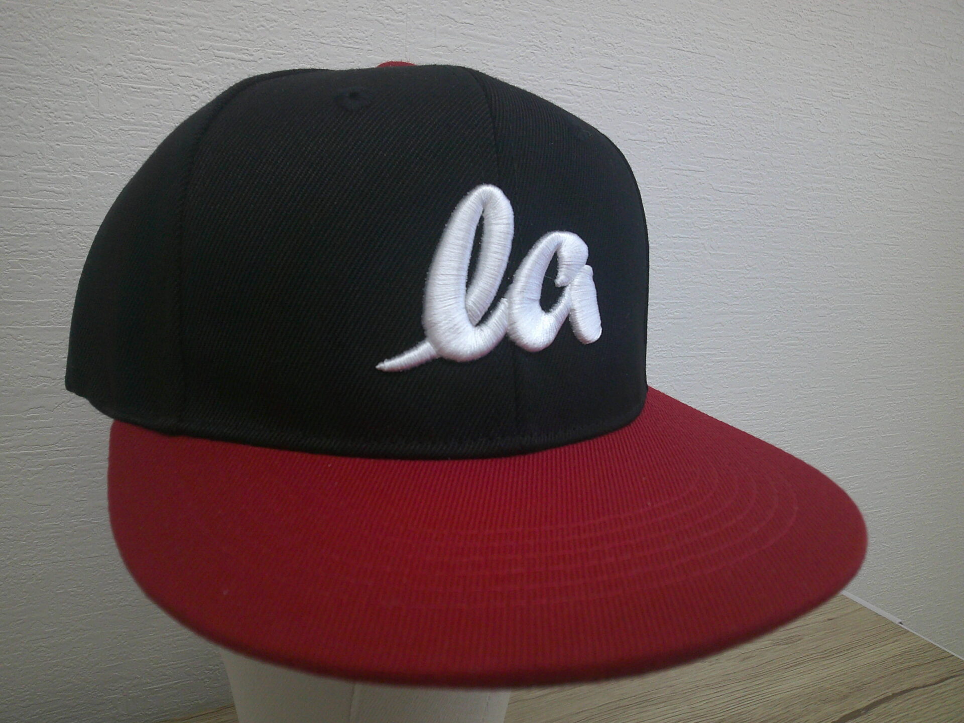 帽子フロントにlaの二文字を大きめに3D刺繍を加工した制作実績。