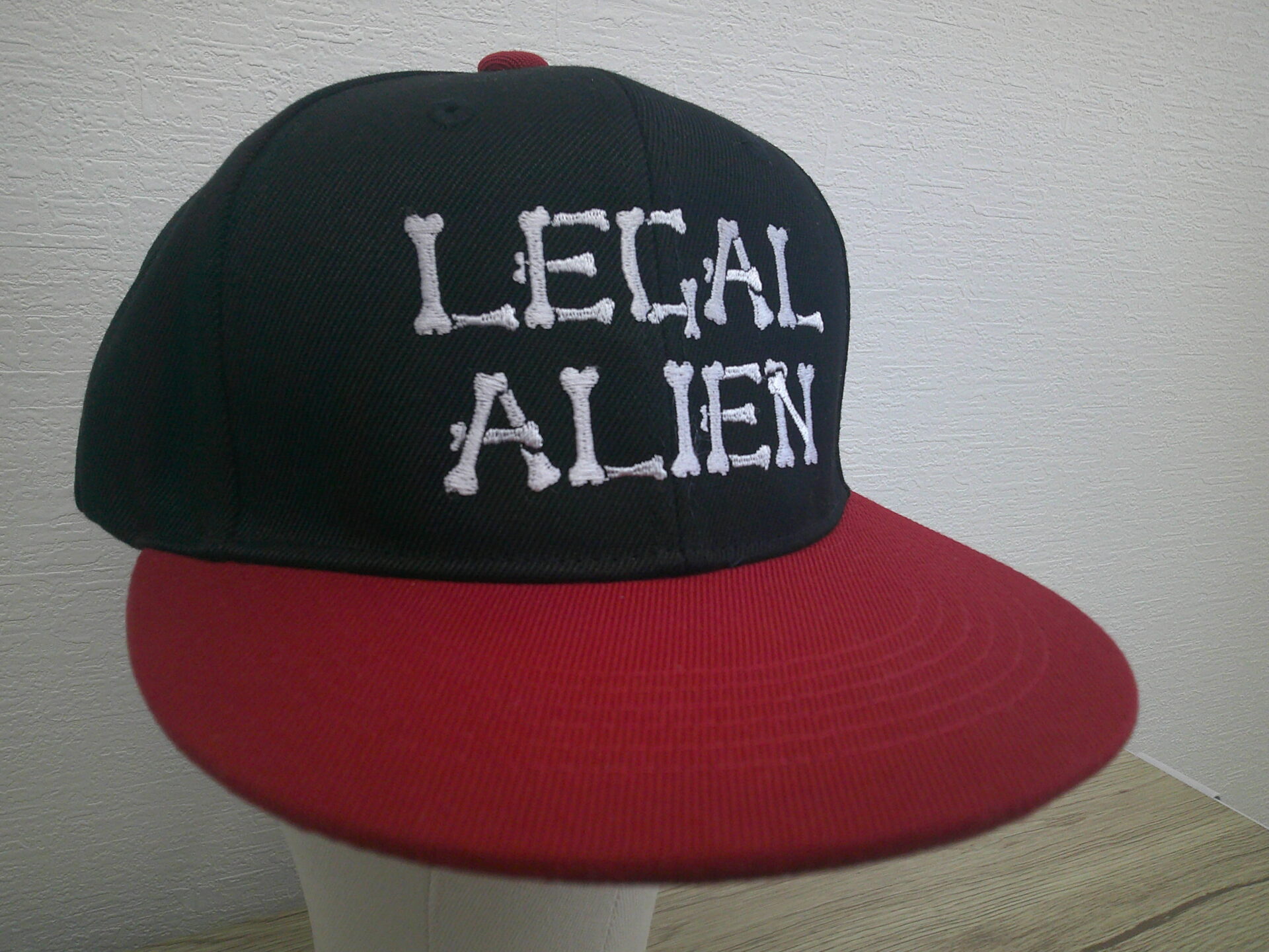 キャップフロント刺繍。ボーンロゴをごつごつした縫い方で製作した加工実績。