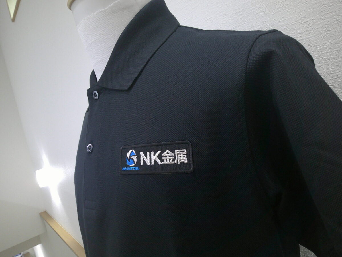 ポロシャツ左胸に刺繍ワッペンを縫い付けた加工事例。