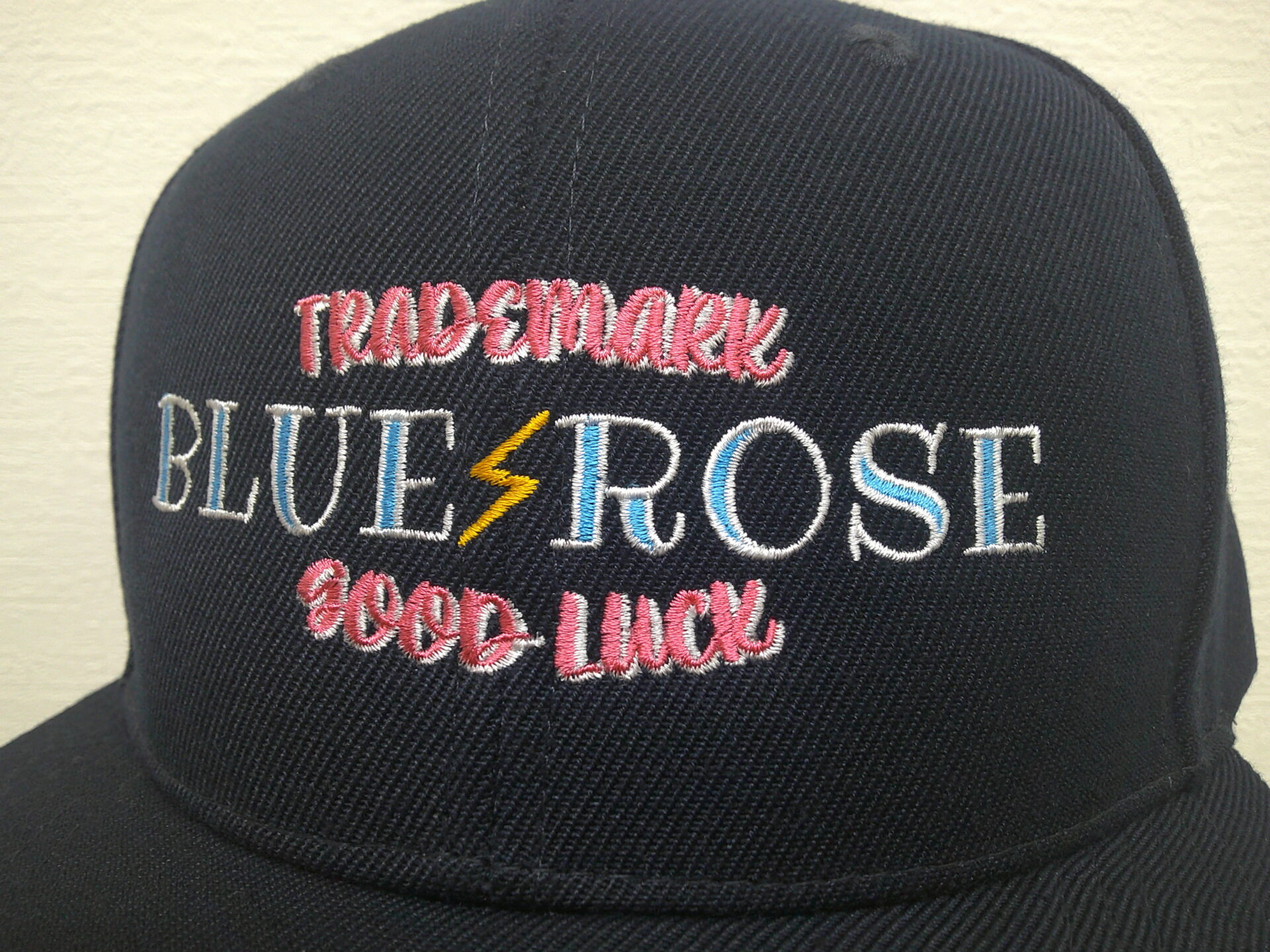 帽子フロントにたくさんの色でロゴを刺繍した制作実績。