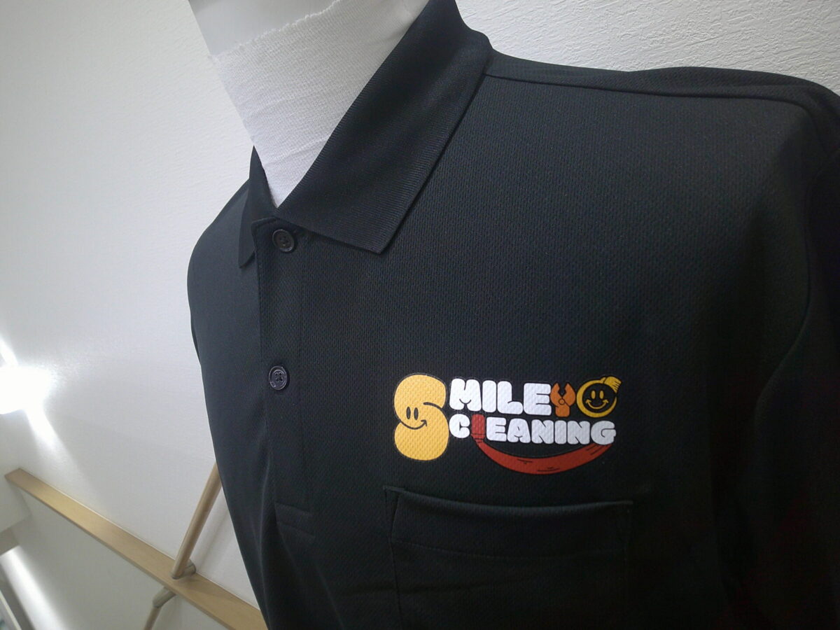 ドライポロシャツ左胸にクリーニング会社の企業ロゴをフルカラー転写プリントした制作実績。