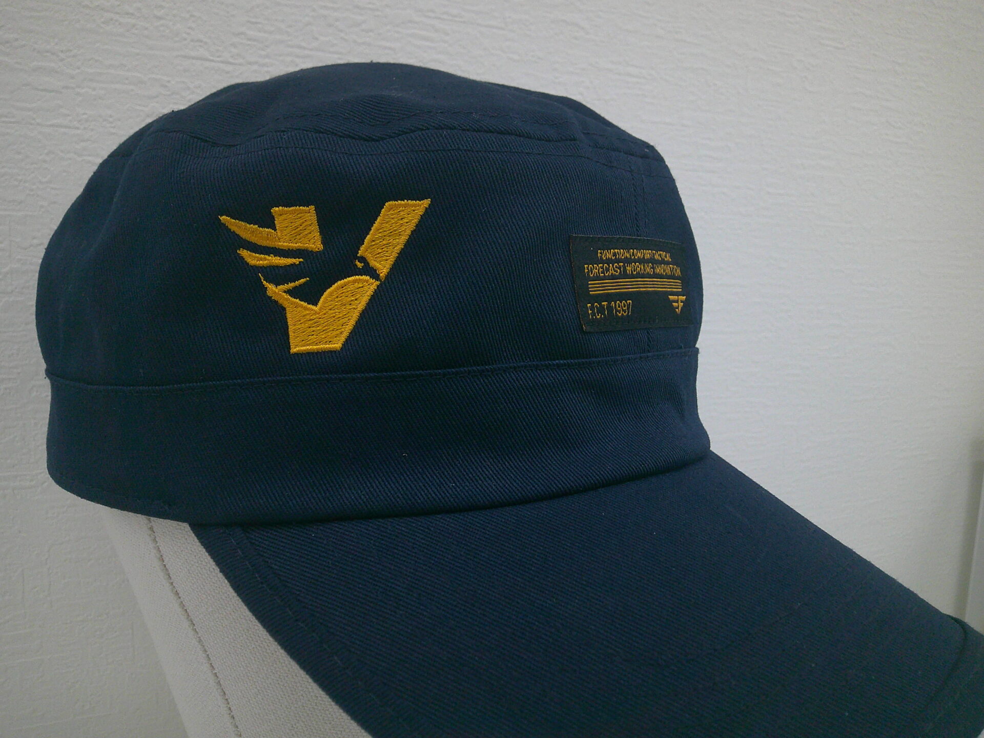 ワークキャップ右フロントにさりげなく企業ロゴを刺繍した加工実績。