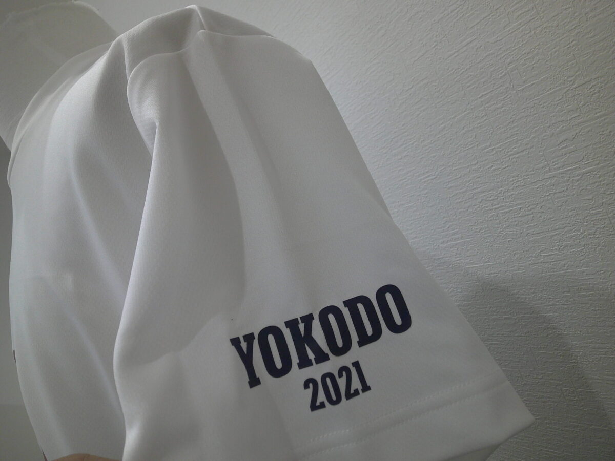 白のドライTシャツ左袖にチーム名+年号を黒でラバープリントした制作実績。