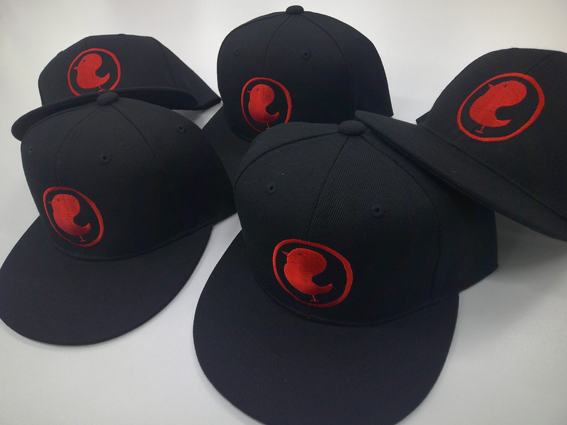 焼き鳥店のロゴを赤糸で大きく帽子前面に刺繍した制作事例。