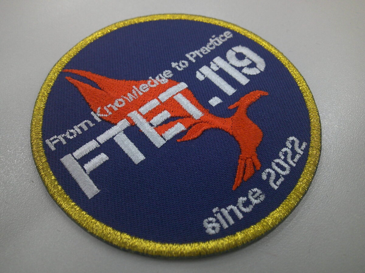 レスキュー隊のオリジナル刺繍ワッペン。火の鳥のシルエットデザインを表現。外周フチの金糸がアクセントとなった作品。