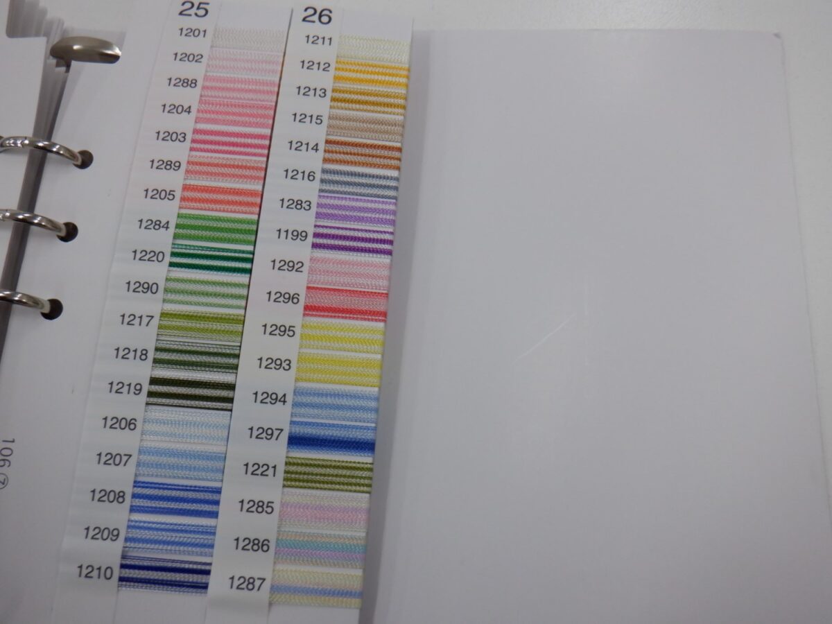 パールヨット製のグラデーション糸の色見本帳
