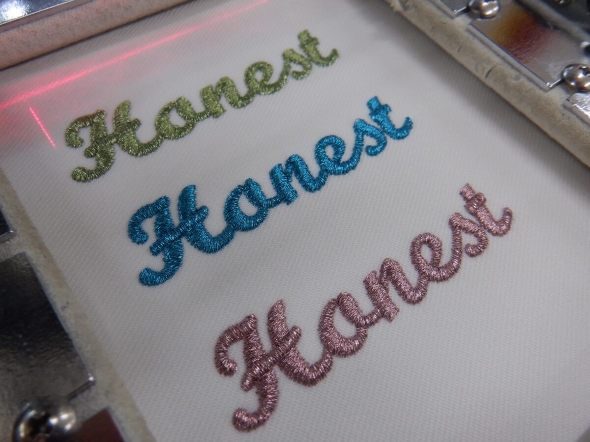 キングスター製・アルミカラー糸を3色試縫いする作業風景