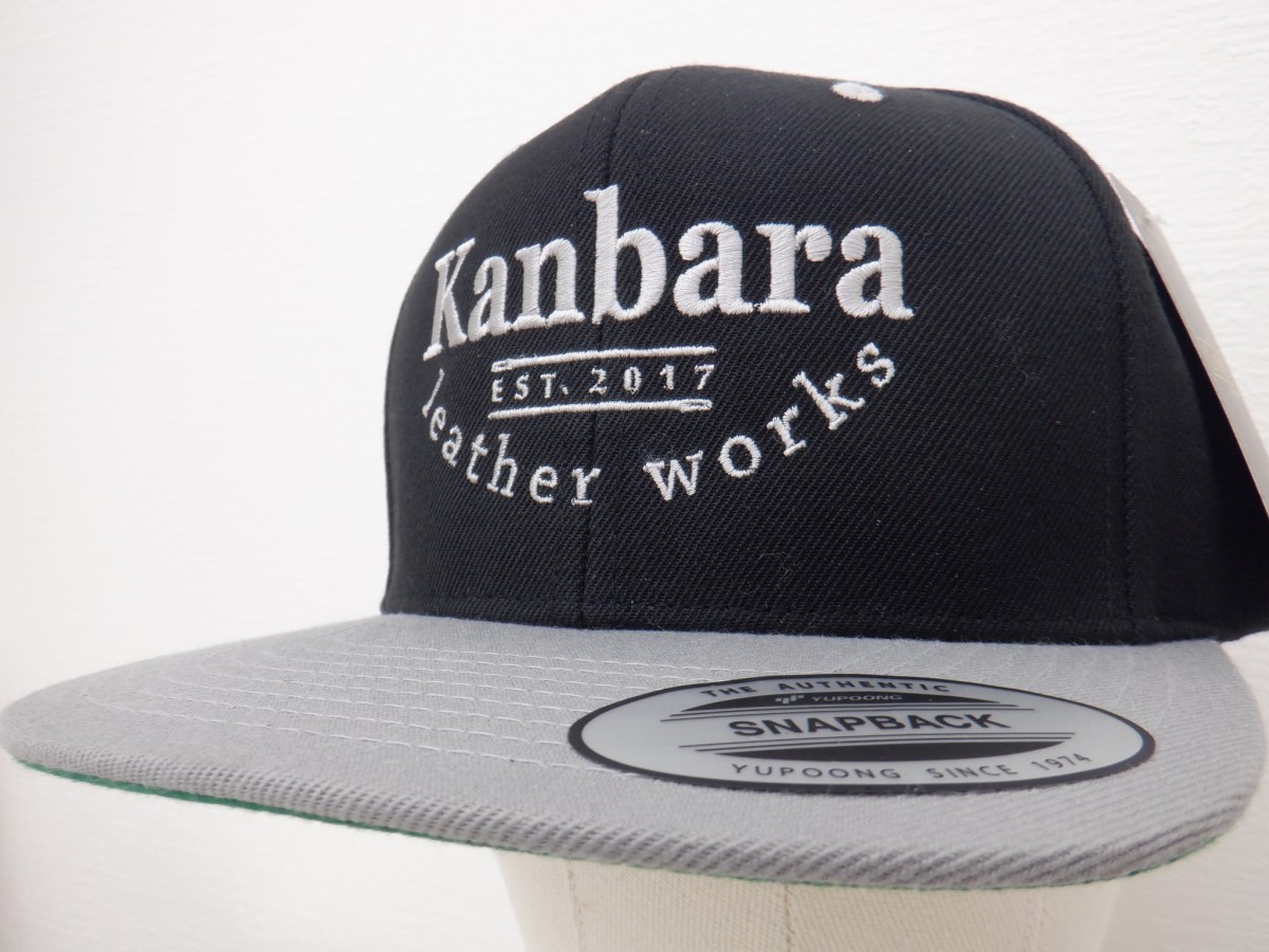 ベースボールキャプフロントにシルバーグレーで店舗ロゴを刺繍した実績。