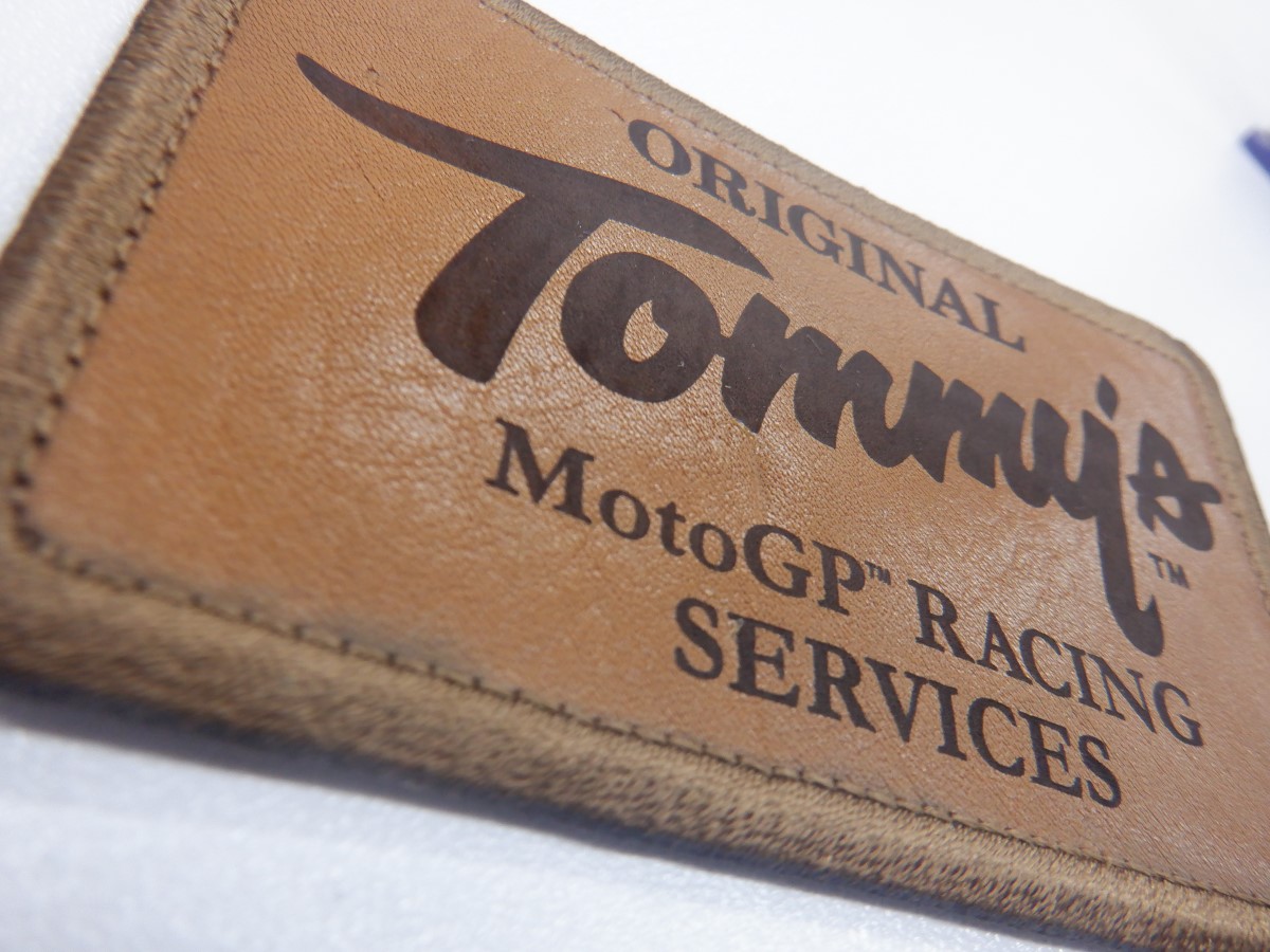 アメリカンクラシックなフォントを彫刻した、レザーおあっちの制作事例。