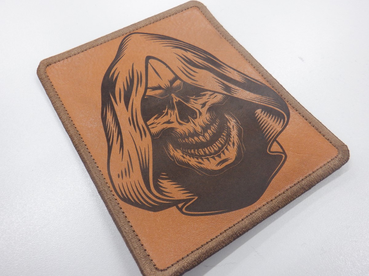 スカルデザインを彫刻した、レザーパッチの制作事例。