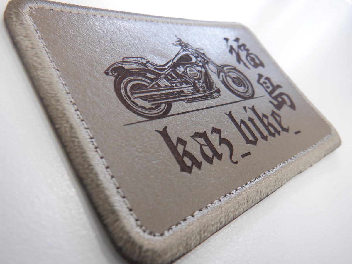 バイクデザインを彫刻した、レザーパッチの制作事例