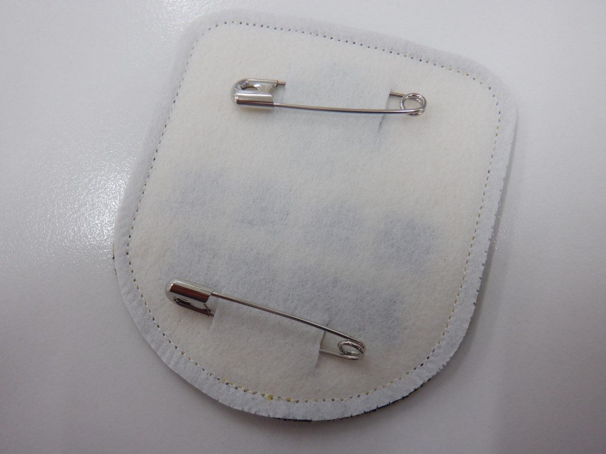 ワッペン裏・不織布縫付+安全ピン通し