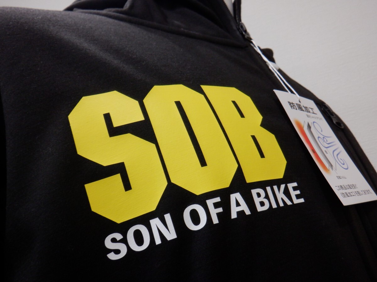 お持込ジャケット右胸にイエローとホワイトのロゴをラバープリント加工した制作実績。