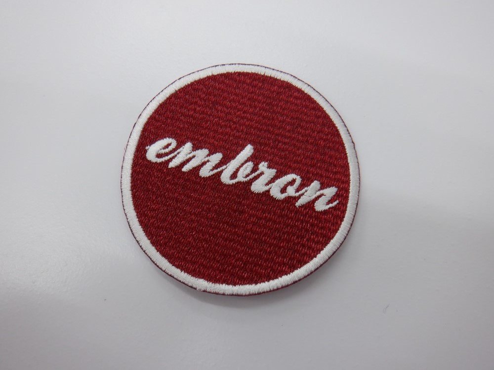 刺繍ワッペン生地:Pエンブロン81005エンジ)