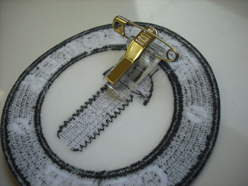 ワッペン裏にクリップピン(クリッキーS-1)を装着した状態。