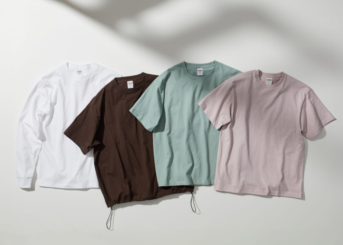 無地Tシャツ4枚。左からホワイト。ブラウン。スモーキーグリーン。スモーキーピンクです。
