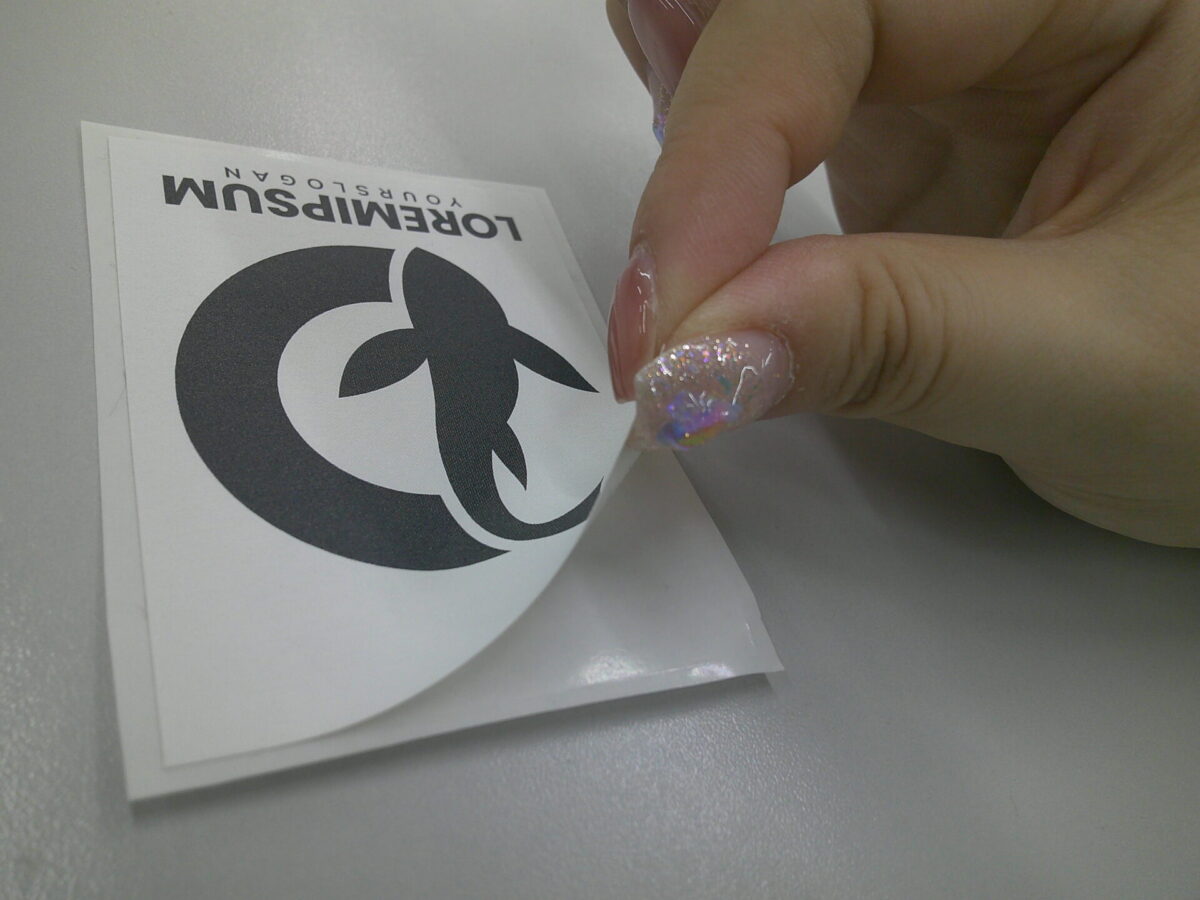 ジェットシートは衣類に貼れる+アイロン接着もできるハイブリッドシールです。